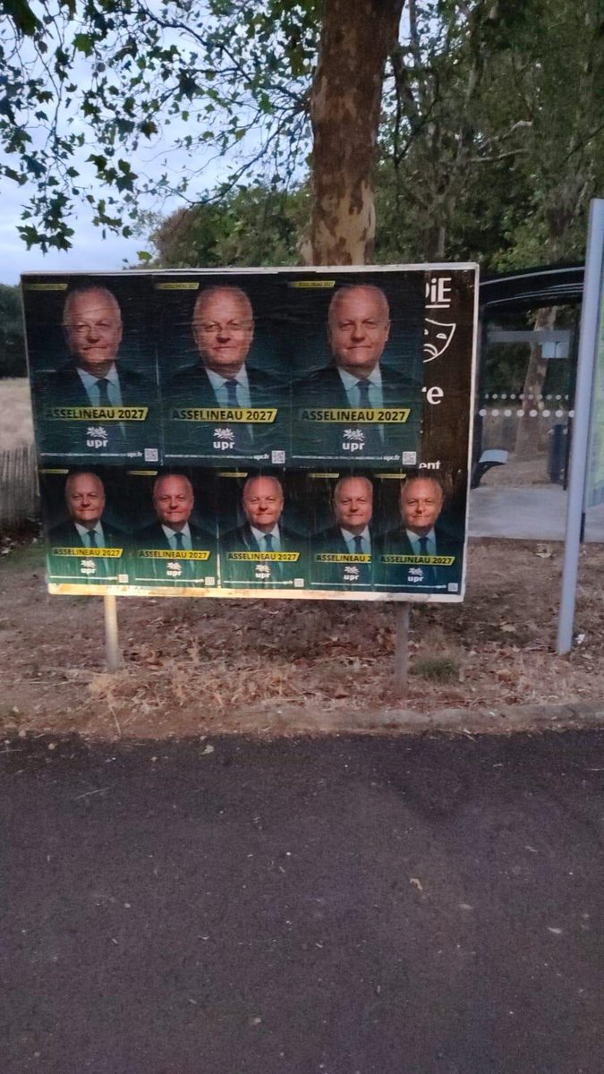 nicolasbauer2's tweet photo. DE LA COLLE ET DU CŒUR 
C'est à Angers dans le Maine-et-Loire (49). Notre objectif, couvrir chaque ville de France 🇨🇵, chaque panneau. 
l'UPR ne paye pas des entreprises de collage. Nous avons un militantisme digne de ce nom. 
Nous sommes la realpolitik ! 
#Asselineau #frexit https://t.co/gpMw72jn3o