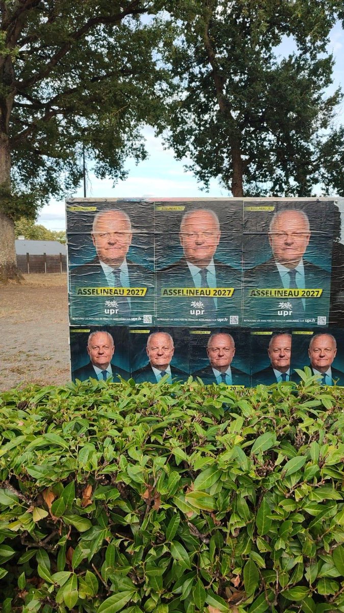 nicolasbauer2's tweet photo. DE LA COLLE ET DU CŒUR 
C'est à Angers dans le Maine-et-Loire (49). Notre objectif, couvrir chaque ville de France 🇨🇵, chaque panneau. 
l'UPR ne paye pas des entreprises de collage. Nous avons un militantisme digne de ce nom. 
Nous sommes la realpolitik ! 
#Asselineau #frexit https://t.co/gpMw72jn3o