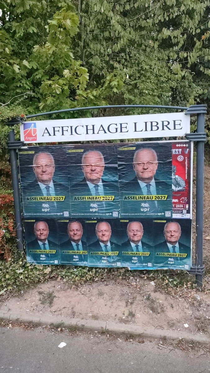nicolasbauer2's tweet photo. DE LA COLLE ET DU CŒUR 
C'est à Angers dans le Maine-et-Loire (49). Notre objectif, couvrir chaque ville de France 🇨🇵, chaque panneau. 
l'UPR ne paye pas des entreprises de collage. Nous avons un militantisme digne de ce nom. 
Nous sommes la realpolitik ! 
#Asselineau #frexit https://t.co/gpMw72jn3o