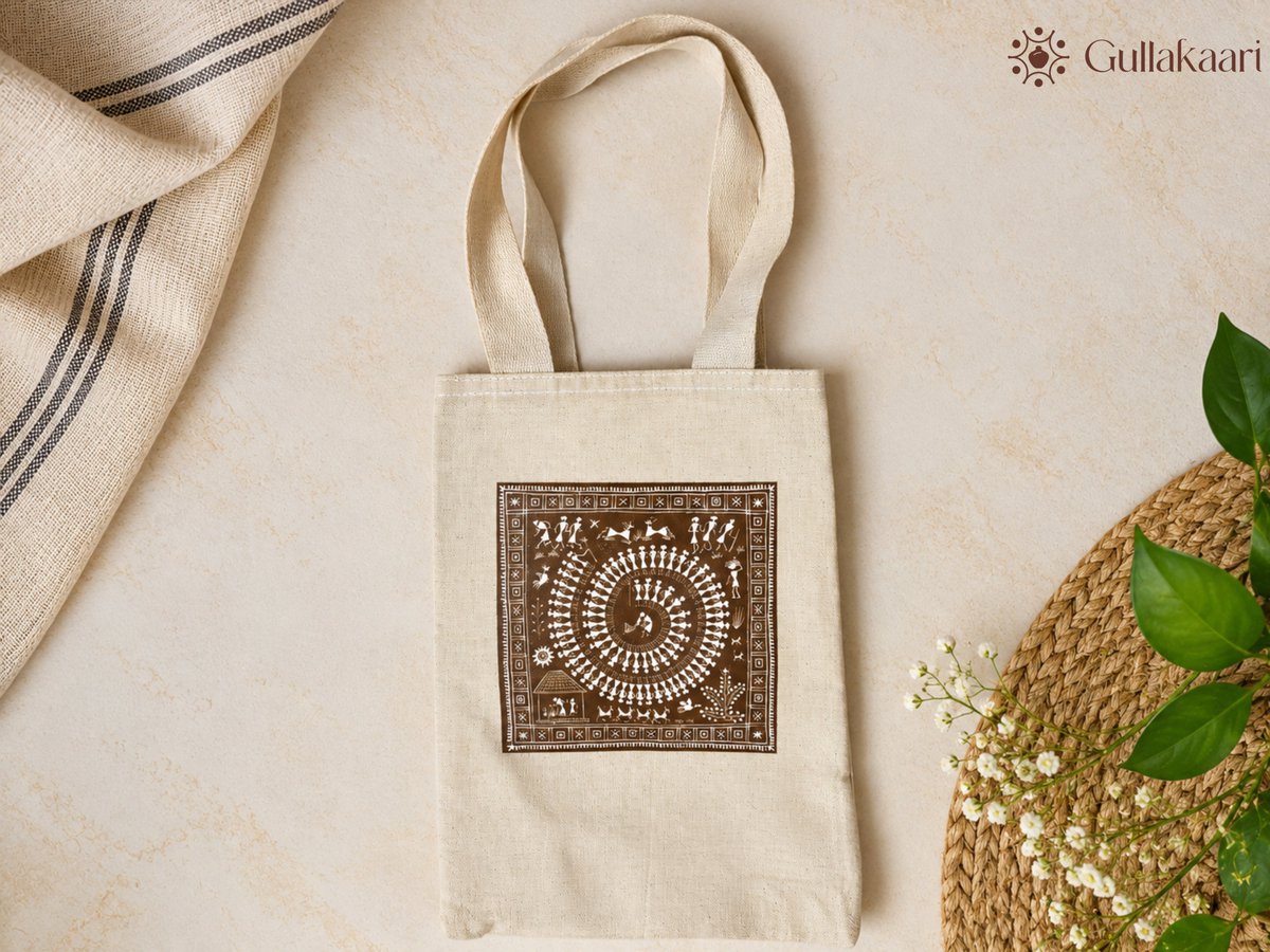 gullakaari's tweet photo. Three crafts. One meaningful hamper. 🌿

Warli printed tote + Rajasthani miniature handpainted box + Pattachitra diary.

Traditional Indian craftsmanship, thoughtfully brought into contemporary gifting.

Indian handicrafts | artisan gifting | corporate gifting https://t.co/8E5b7wfI9d
