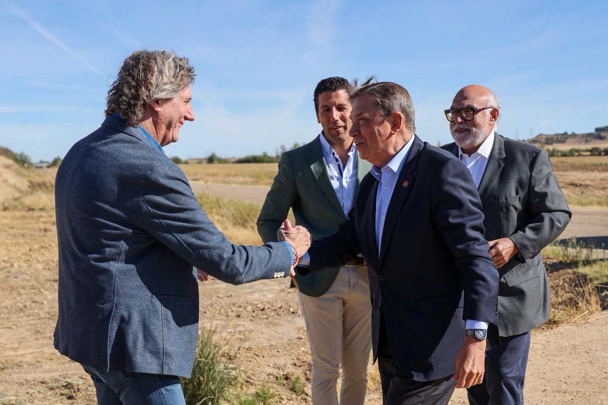 PSOE_CyL's tweet photo. 💧 @cmmsoria acompaña al ministro @LuisPlanas en la visita a las obras de modernización ya finalizadas en la Comunidad de Regantes del Canal Macías Picavea.

▪️Mejora en 2.451 hectáreas de regadío
▪️28,6 millones de inversión
▪️Más de 308 regantes beneficiados

Desde 2018, el Gobierno de España ha destinado 1.100 M€ en modernizar regadíos en Castilla y León, siendo la Comunidad más beneficiada.