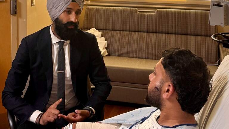GNFBreaking's tweet photo. A 28-year-old Sikh truck driver from Sacramento was stabbed 17 times at a Wyoming rest area while traveling to Pennsylvania. He was airlifted to a hospital and is recovering. Authorities have arrested a suspect in the attack. https://t.co/J1FkSwYJGE