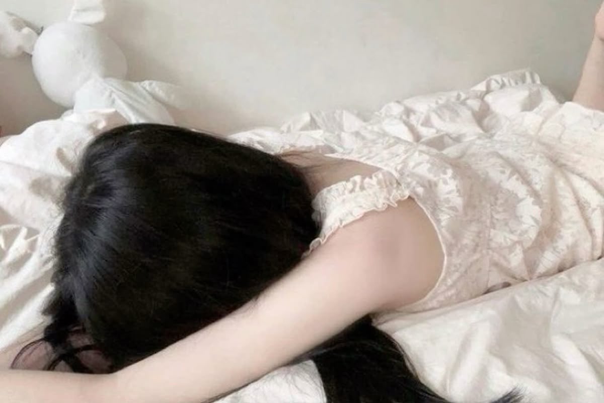petitbizous's tweet photo. girls don’t want flowers. girls want a flat belly, slim arms, slim legs, small waist, rib cage, collarbones, jawline, sternum and slim fingers. #edrtwt https://t.co/Eui0KUmcNm