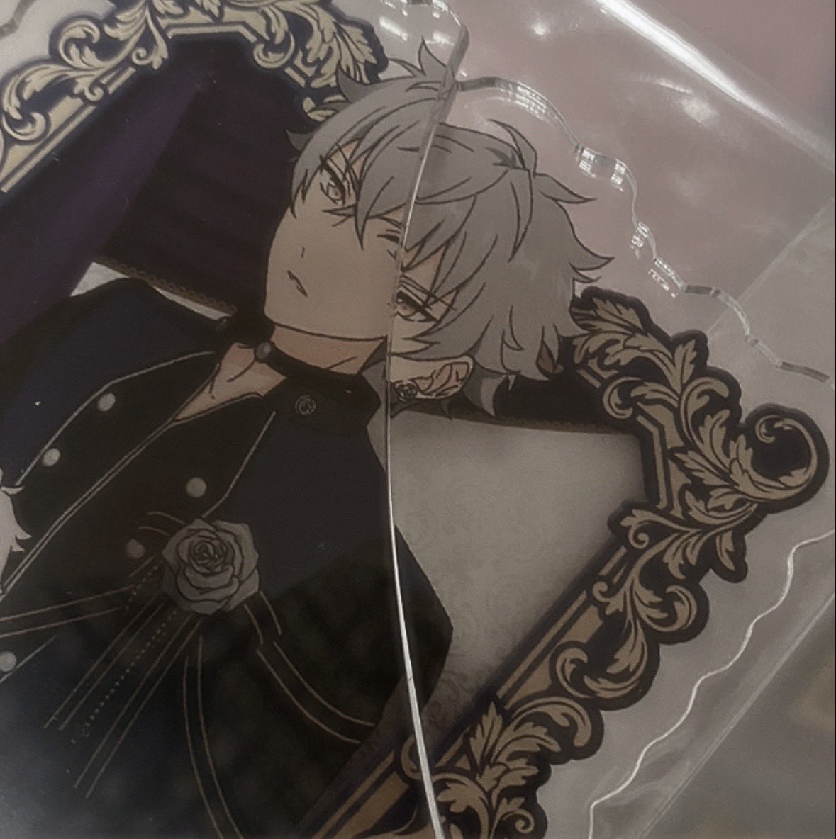 Akubi__izz's tweet photo. オーディションのとき時の話なんだけど、

面接緊張しすぎて多動してたらめっちゃレアな推しのアクスタ踏み潰して割っちゃって
今思えば面接落ちないように身代わりになって悪運から守ってくれたんだと思う

みんなもこの大神晃牙くんに感謝してください https://t.co/o9iuuYSd0R