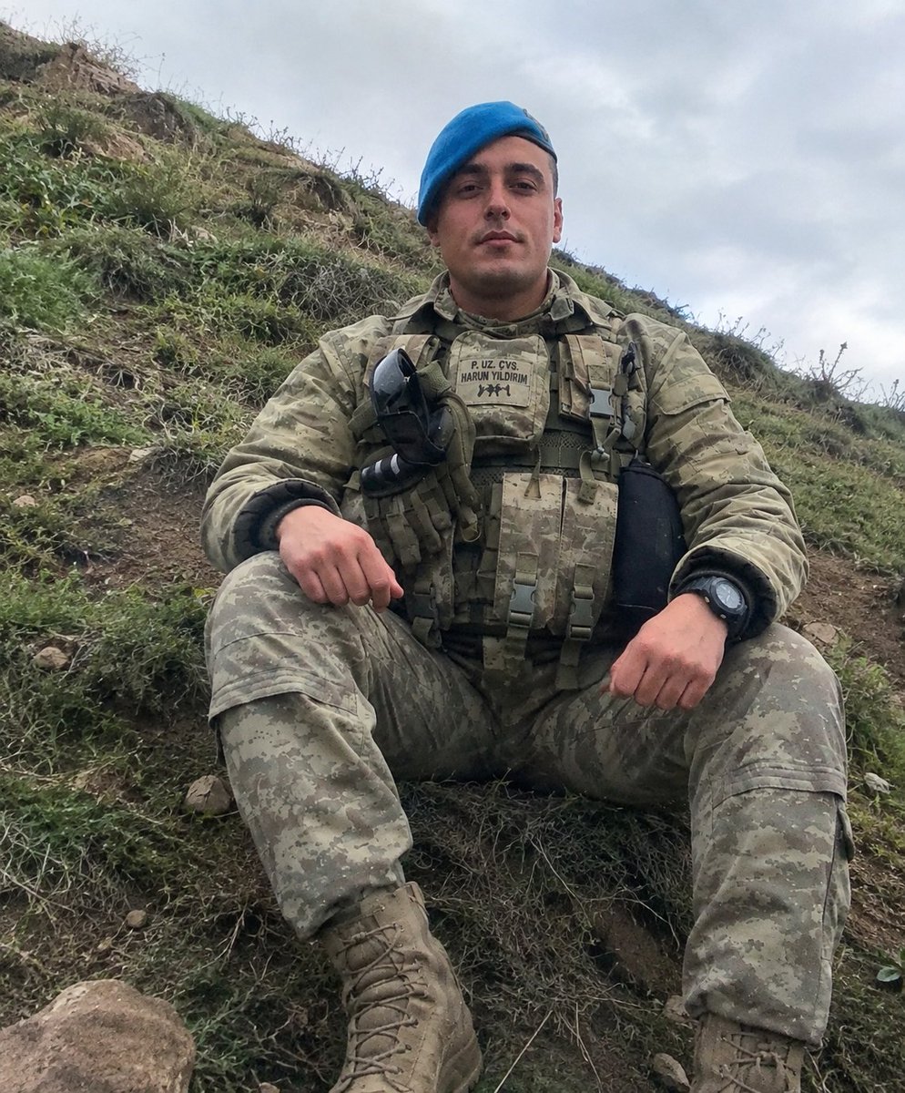 hhfnasn2is's tweet photo. Şehit Piyade Uzman Çavuş Harun Yıldırım, Pençe Kilit Operasyonu bölgesinde görev yapan bir askerdi 11 Eylül 2022de şehit oldu

Vatanı için görevini yerine getirirken hayatını kaybeden Yıldırım memleketinde düzenlenen törenle son yolculuğuna uğurlandı

Şehit Harun Yıldırım
#şehit https://t.co/yDAGL0uSD6