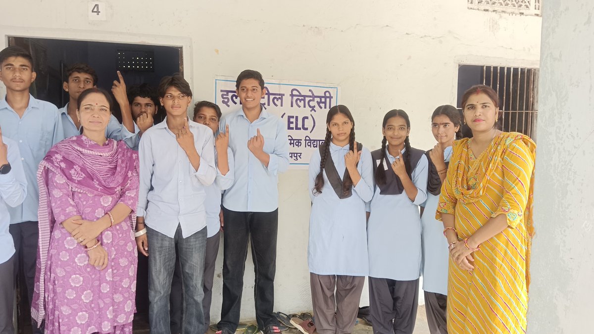 SubhashvermaRES's tweet photo. #School #ELC 
👉 राजकीय उच्च माध्यमिक विद्यालय हाड़ोता जयपुर 
👉 कल के जागरूक नागरिक, आज का लोकतंत्र! 
हमारे विद्यालय के ईएलसी के छात्र-छात्राओं ने मतदान की पूरी कार्यप्रणाली का बेहतरीन प्रदर्शन कर मतदाता जागरूकता संदेश दिया।
 #जागरूक_मतदाता 
@ECISVEEP @CeoRajasthan
@deojaipur https://t.co/sR0OyqjYUW