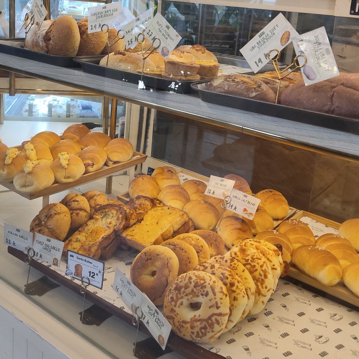 0208_pages's tweet photo. trying Ragi bake house's pastries for the first time! ube bruleenya enak banget dan buat minumannya memang tanpa add on gula (kata mbak kasir waktu request less sugar) https://t.co/yz3J9HLnom