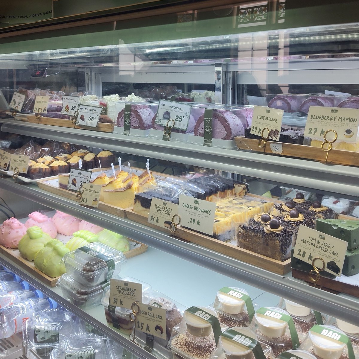 0208_pages's tweet photo. trying Ragi bake house's pastries for the first time! ube bruleenya enak banget dan buat minumannya memang tanpa add on gula (kata mbak kasir waktu request less sugar) https://t.co/yz3J9HLnom