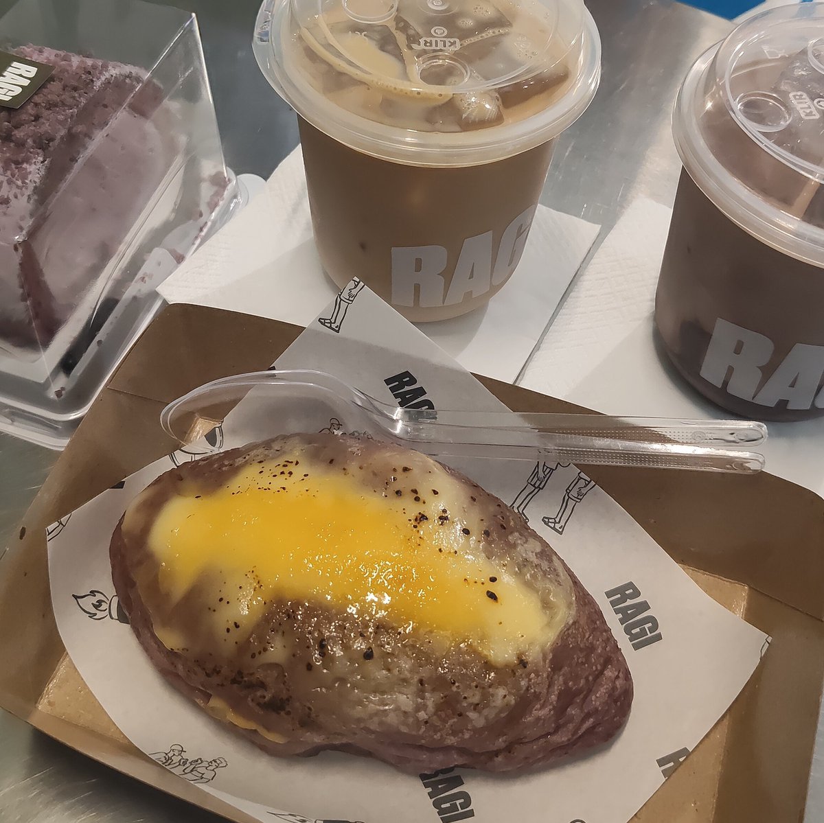0208_pages's tweet photo. trying Ragi bake house's pastries for the first time! ube bruleenya enak banget dan buat minumannya memang tanpa add on gula (kata mbak kasir waktu request less sugar) https://t.co/yz3J9HLnom
