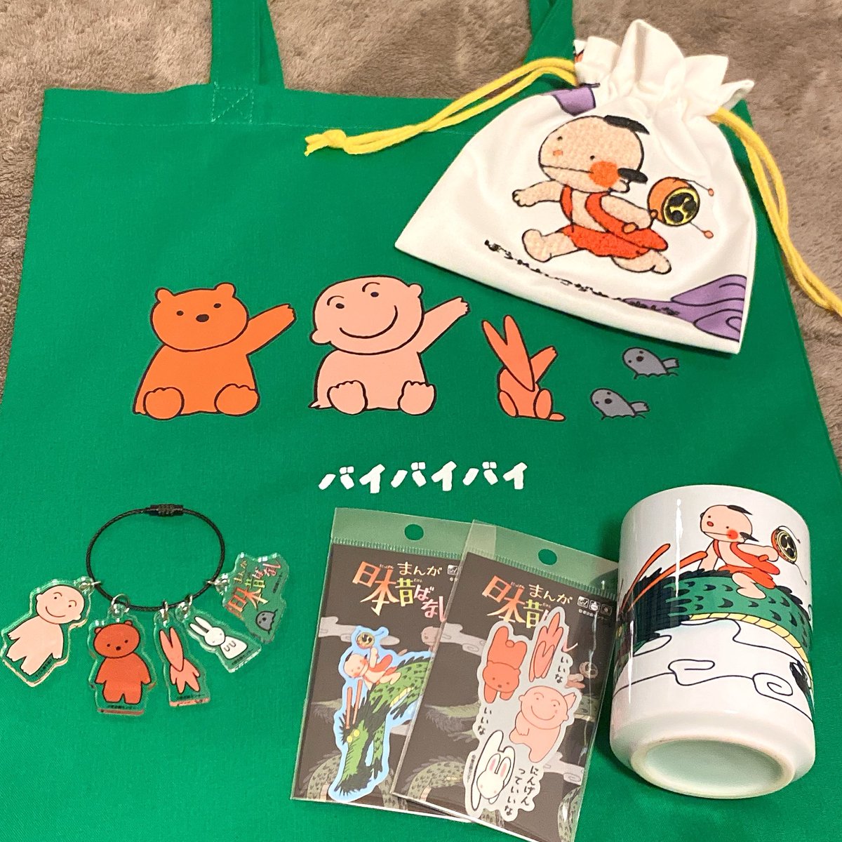 nemuco_ham's tweet photo. まんが日本昔ばなしのPOP UP BOXへ🐉
12時に着いて整理券は368組待ち👻LINEであと何組待ちかを確認できるんだけど、なかなか進まない感じだったので1回お家に帰って夕ごはんのお買い物とかを済ませて、戻って16:30くらいに入場
湯呑みや巾着がかわいくてお気に入り🥰巾着は刺繍でもこもこしてる♡ https://t.co/uFtFOslLnr