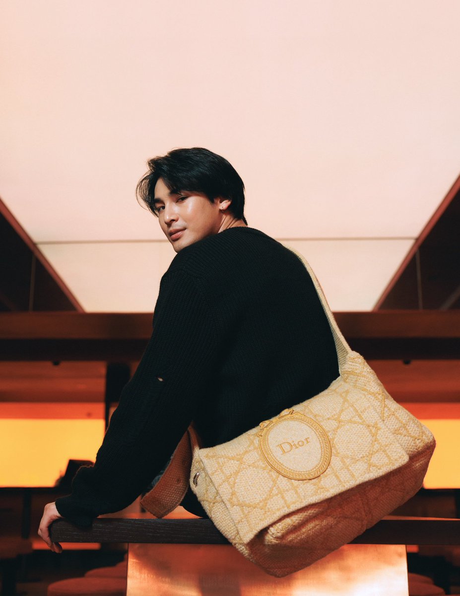gambogetree's tweet photo. House ambassador of dior 🤝 owner of AMBR🏹☀️ man promoting his brand and his bar at the same time🫦 *chef kiss*

#ApoNattawin
#DiorWinter26
#AMBRbkk https://t.co/vkY7ZyhSXy
