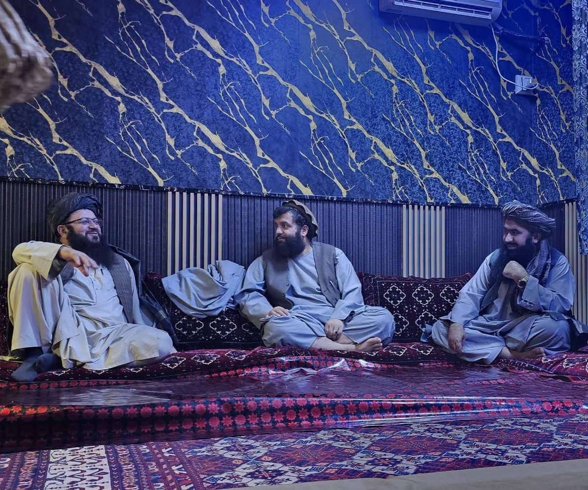 ShamsRShariati's tweet photo. والی ولایت هلمند و والي ولايت فراه به مناسبت تقرر مولوی شمس‌الدین شریعتی به حیث والی ولایت روزگان، با ایشان دیدار و مراتب تبریکی و شادباش خویش را ابراز نمود و برای ایشان در مسئولیت جدید، توفیق، سربلندی و موفقیت‌های بیشتر در خدمت به مردم دعا و آرزوی خیر کرد. https://t.co/M19OS53eLH