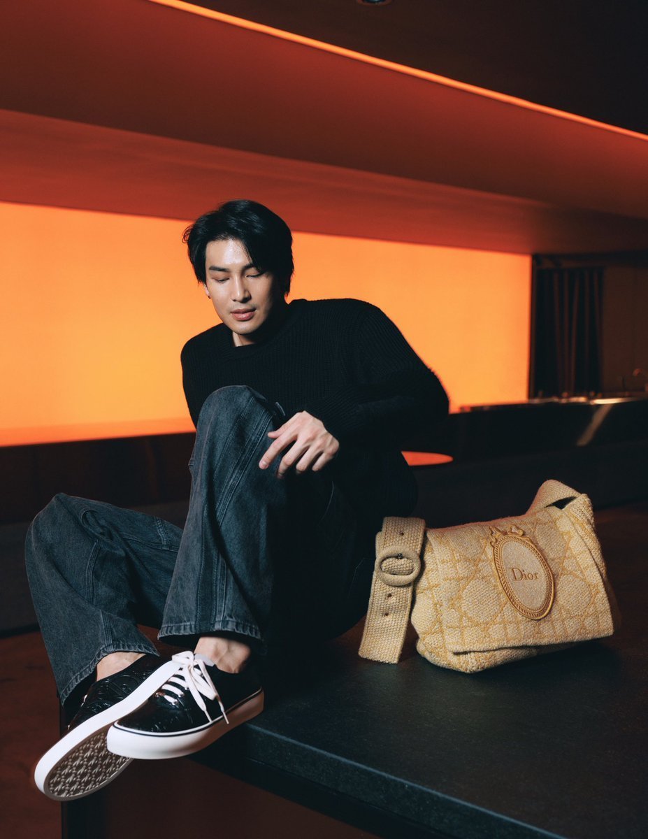 gambogetree's tweet photo. House ambassador of dior 🤝 owner of AMBR🏹☀️ man promoting his brand and his bar at the same time🫦 *chef kiss*

#ApoNattawin
#DiorWinter26
#AMBRbkk https://t.co/vkY7ZyhSXy