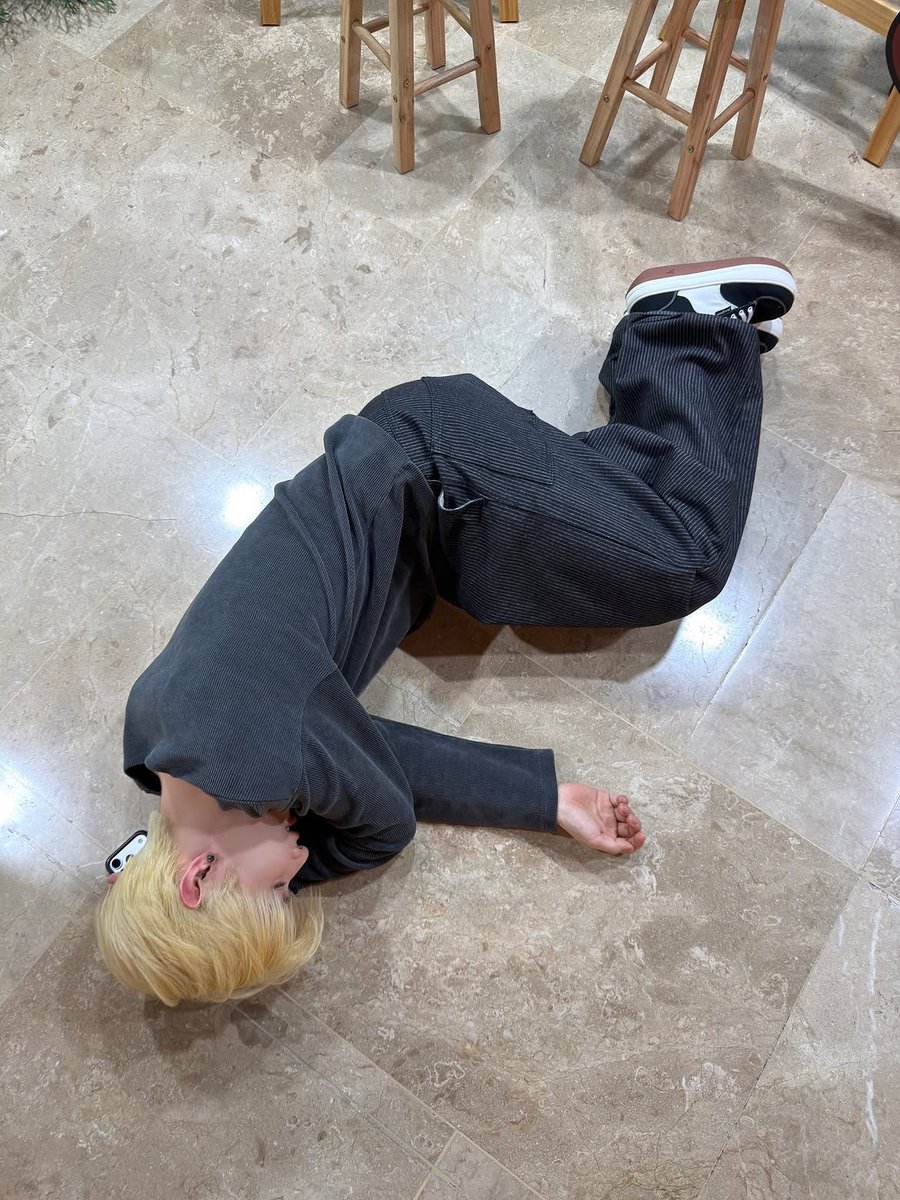 HAOslast's tweet photo. Haloooooo overcoming my crisis :-) Absen dulu yuk sampe 7.45 pake foto rebahan? https://t.co/XxQVnE41Pu