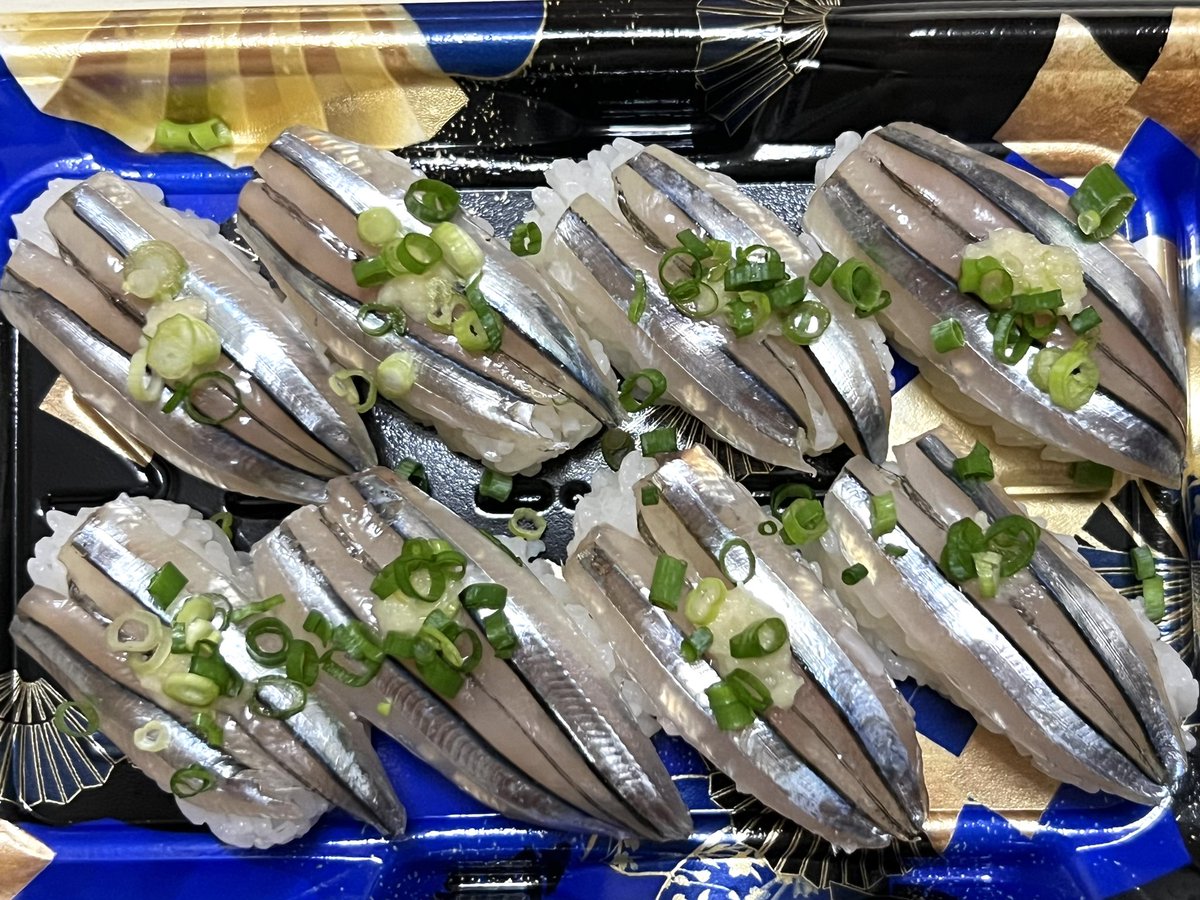 kirishimaonsen's tweet photo. トライアルのきびなご寿司、8貫入りで399円。酢味噌で食べるのがおすすめ https://t.co/1qqaX2IsxA