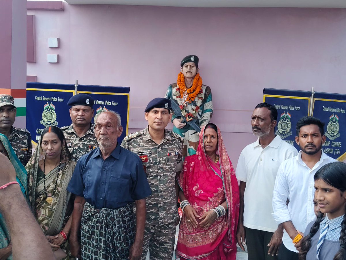 GC_BILASPUR's tweet photo. अमर शहीद मनोहर लाल चन्द्रा की दिनांक 17-09-2026 को पुण्यतिथि के अवसर पर उनके निवास स्थान फरसवानी, जांजगीर चापा, छत्तीसगढ में श्री अमरकांत कुमार सहायक कमाण्डेंट ग्रुप केन्द्र केरिपुबल बिलासपुर द्वारा उनको श्रद्धा सुमन अर्पित किए गए। https://t.co/vv5k34PJrs