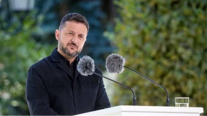 NovynaUKR's tweet photo. ⚡️За даними опитування КМІС, проведеного після антикорупційних розслідувань НАБУ і САП, довіра до президента Володимира Зеленського серед українців склала 54%, не довіряють йому 41%. Баланс довіри-недовіри до очільника держави - +13% https://t.co/Uko9yhAEgR
