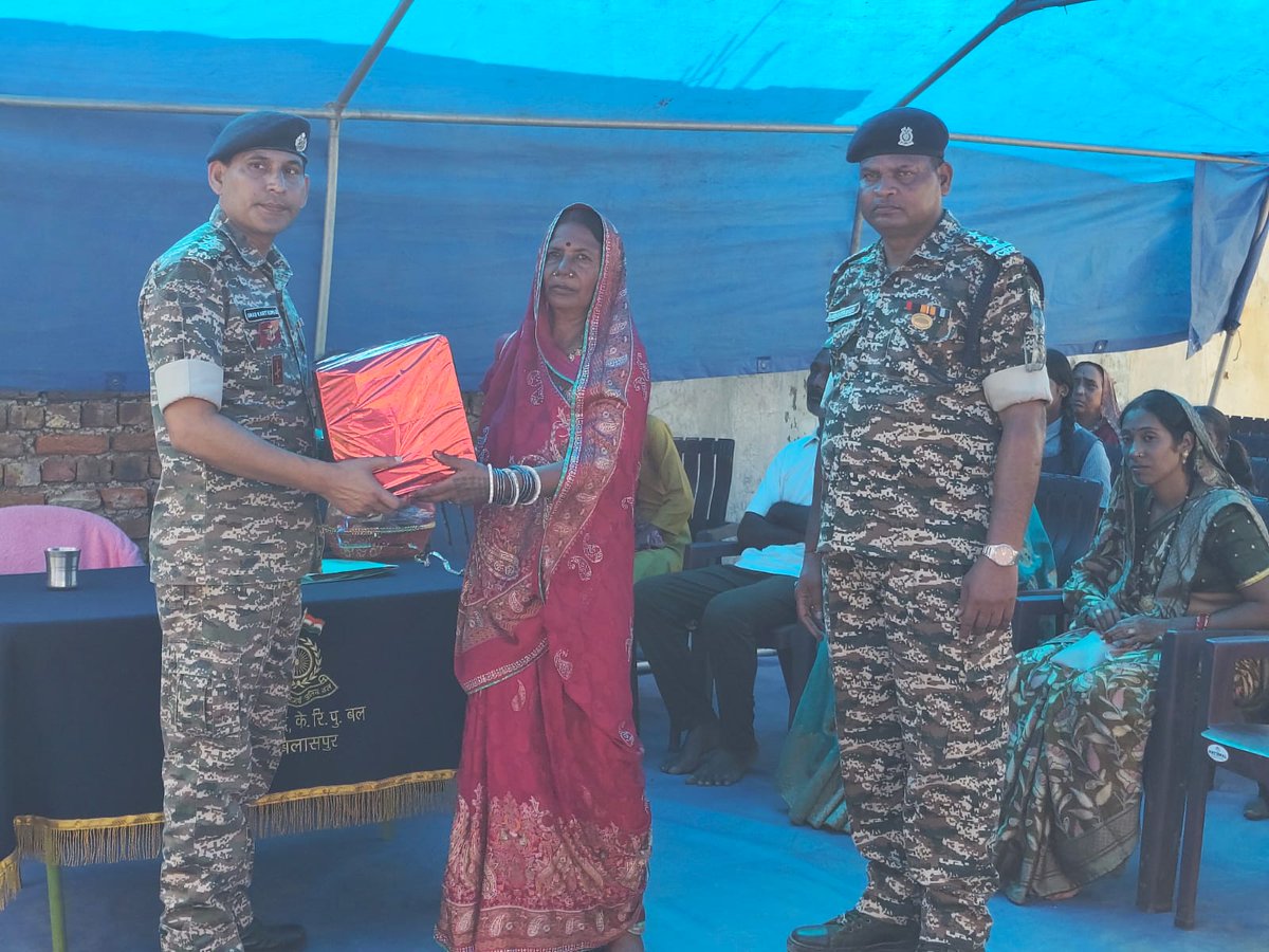 GC_BILASPUR's tweet photo. अमर शहीद मनोहर लाल चन्द्रा की दिनांक 17-09-2026 को पुण्यतिथि के अवसर पर उनके निवास स्थान फरसवानी, जांजगीर चापा, छत्तीसगढ में श्री अमरकांत कुमार सहायक कमाण्डेंट ग्रुप केन्द्र केरिपुबल बिलासपुर द्वारा उनको श्रद्धा सुमन अर्पित किए गए। https://t.co/vv5k34PJrs