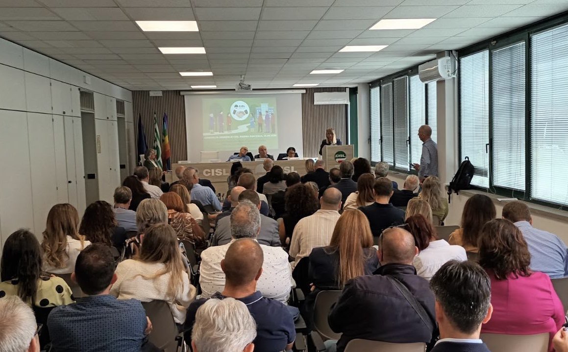 CislNazionale's tweet photo. #DanielaFumarola al CG della Cisl di Parma Piacenza: «È bello ritrovarsi in una sala che avete scelto di intitolare a Gigi Bonfanti. Chi lo ha conosciuto ricorda la sua competenza, il rigore e la straordinaria capacità di dialogo e mediazione maturata nella stagione della concertazione. Sapeva tenere insieme concretezza e visione, tutela del lavoro e interesse generale, senza mai confondere la ricerca di una sintesi con la rinuncia alle proprie convinzioni. Ricordarlo oggi significa far vivere nel presente il suo metodo, i suoi valori e il senso di responsabilità che hanno guidato il suo impegno».

@cislprpc