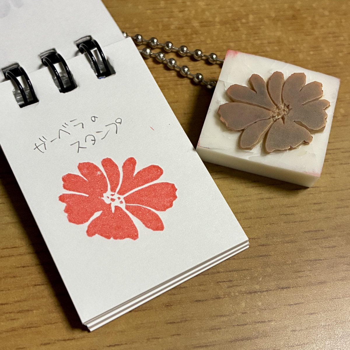 caffe_Vetro's tweet photo. お店のロゴに一輪咲いているガーベラを使ってスタンプを作りました！
3cm程の大きさしかないので、細かいところは拡大鏡+ライトを活用して彫り込みました。

ところでキッチンカーは9月末に出来上がりとの事で、順調に行けば10月上旬には店舗としてオープン出来そうです！

よろしくお願いします！ https://t.co/FDs1sO2Pyj