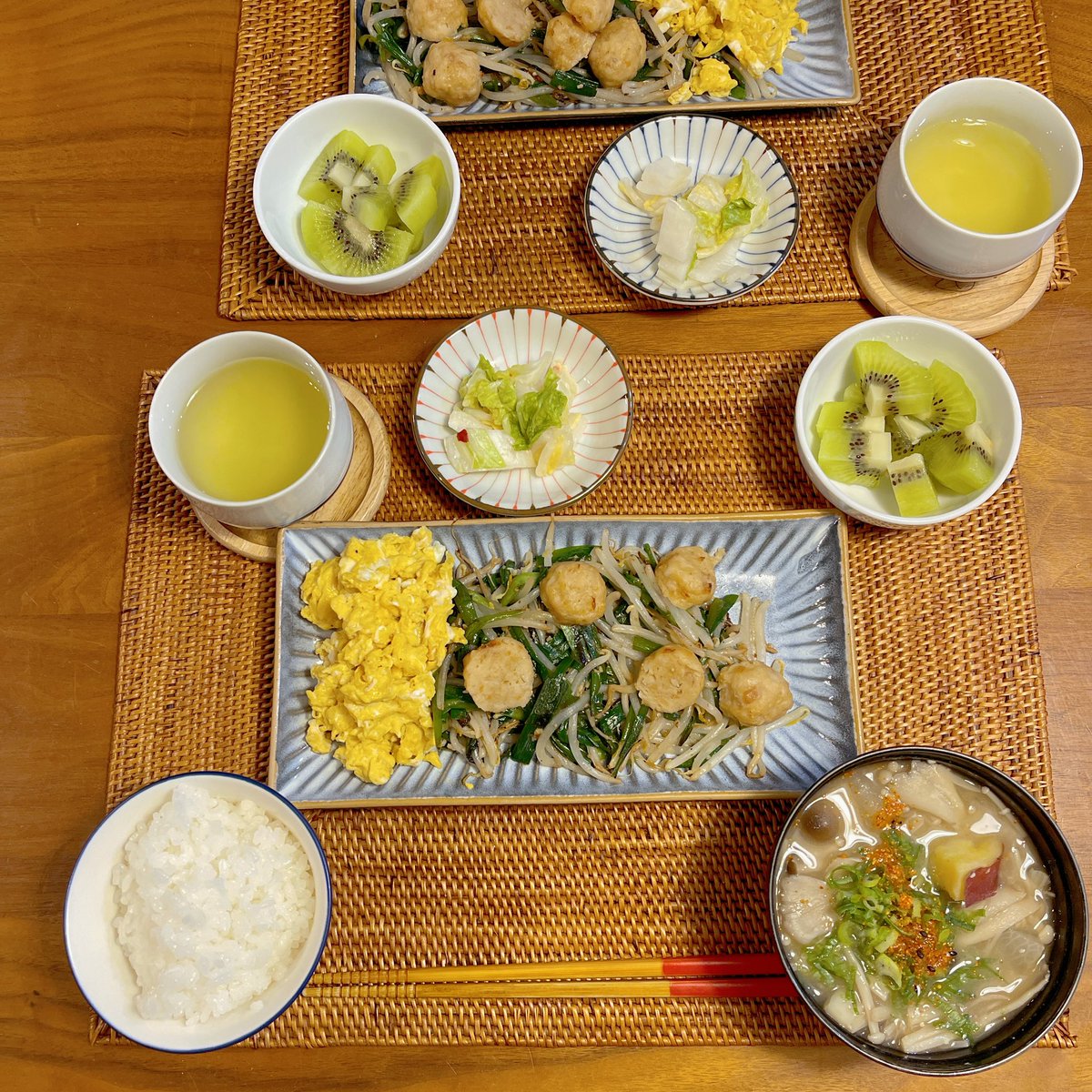 takibi_cicada's tweet photo. 井上漬物さんの田舎味噌で具だくさんお味噌汁、お漬け物は白菜漬物を食べました
(メインは適当な炒め物)
お漬け物、ピリ辛で奥行きがあって新米がすすむすすむ
そして大ファンの田舎味噌、まろやかでコクがあってうまくて、堪らんかったです！
ほんまにうまい。感謝するうまさよ https://t.co/iwQrAblZ8L