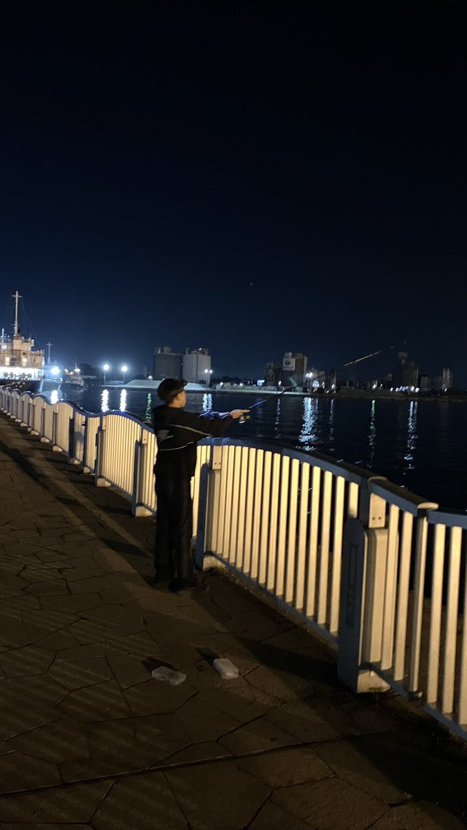 KP380212's tweet photo. 息子が夜釣りしたいというもんで。夜の苫小牧キラキラ公園。これ色変わるんだ！知らなかった！キレイだった！ https://t.co/1128MlKZC3