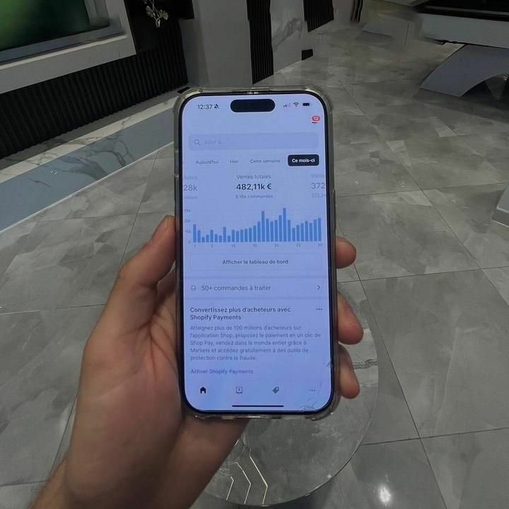 AkahZah's tweet photo. I’m here to share a few keys to success of one of my client in the dropshipping business. I’ve seen people claim to make seven figures from it, and while his only 21, with the help of mine has helped him earn around $1,000 to $2,000 a daily. I’d love to pay it forward by sharing. https://t.co/gEzgrZdyCU
