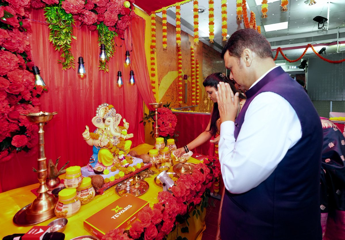 Dev_Fadnavis's tweet photo. 🌺Took the divine darshan and performed aarti of Ganpati Bappa at the ABP Majha news channel's office. Offered prayers for the happiness and prosperity of the people.

🌺 एबीपी माझा या वृत्तवाहिनीच्या मुंबईतील कार्यालयात गणरायाचे आज मनोभावे दर्शन घेत आरती केली. यावेळी सर्वांच्या सुख, समृद्धी आणि ऐश्वर्यासाठी गणरायाकडे प्रार्थना केली.

🌺 एबीपी माझा न्यूज़ चैनल के मुंबई स्थित कार्यालय में भगवान श्री गणेश जी इनके आज भक्तिभाव से दर्शन कर आरती की। इस अवसर पर सभी के सुख, समृद्धि और ऐश्वर्य के लिए श्री गणेश जी से प्रार्थना की।

@abpmajhatv
#Maharashtra #Mumbai #GanpatiBappaMorya