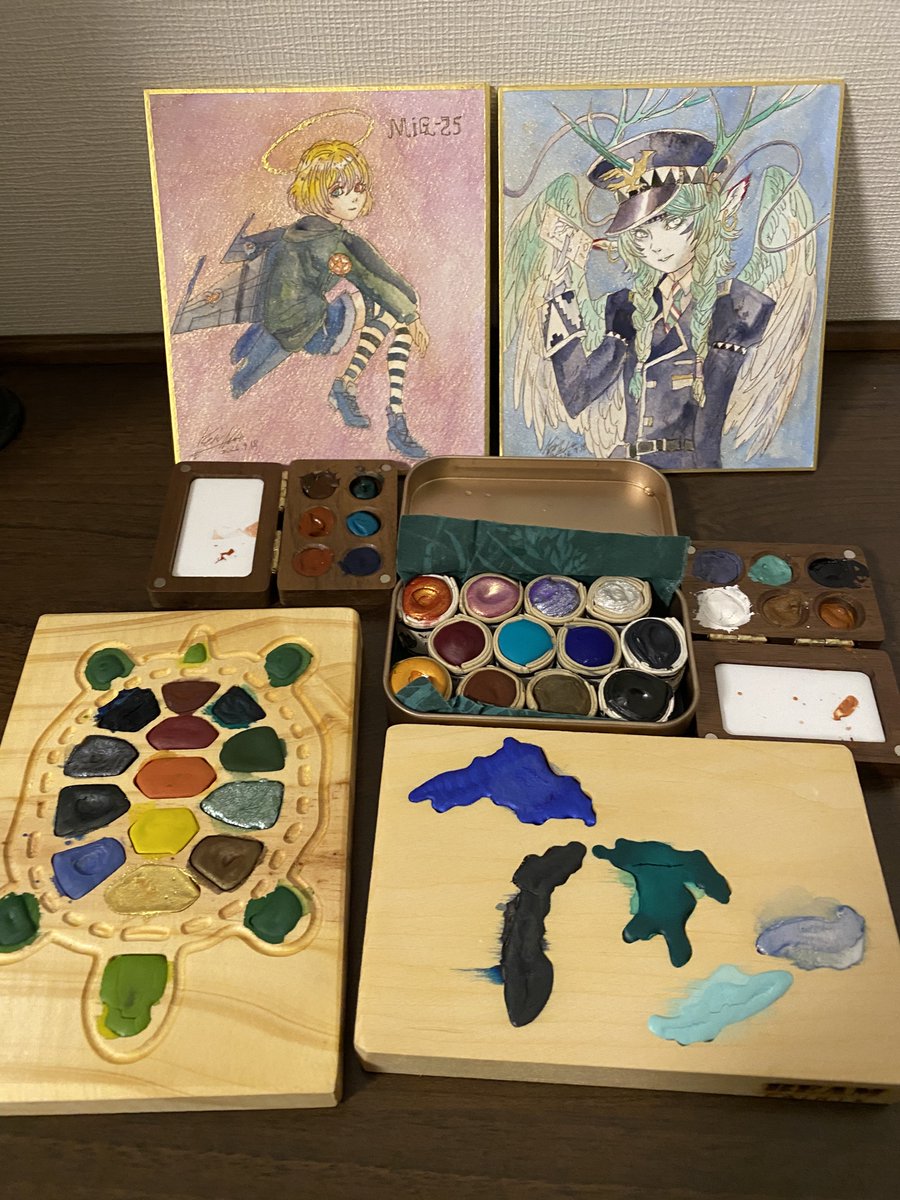 AYUVO_GUE's tweet photo. 大陸横断最果てケットで新作が準備できませんでしたので…！
今稚内のホテルで色紙を描きました！
MiG-25擬人化とH5系竜です！！✈️🚄

持って��た絵の具がこれだけで、かわいい色の絵墨雪持ってこればよかったなぁと後悔！！

9/20の最果てケットに持っていきます！
宜しくです！

#最果てケット https://t.co/b1yQbFsrpT