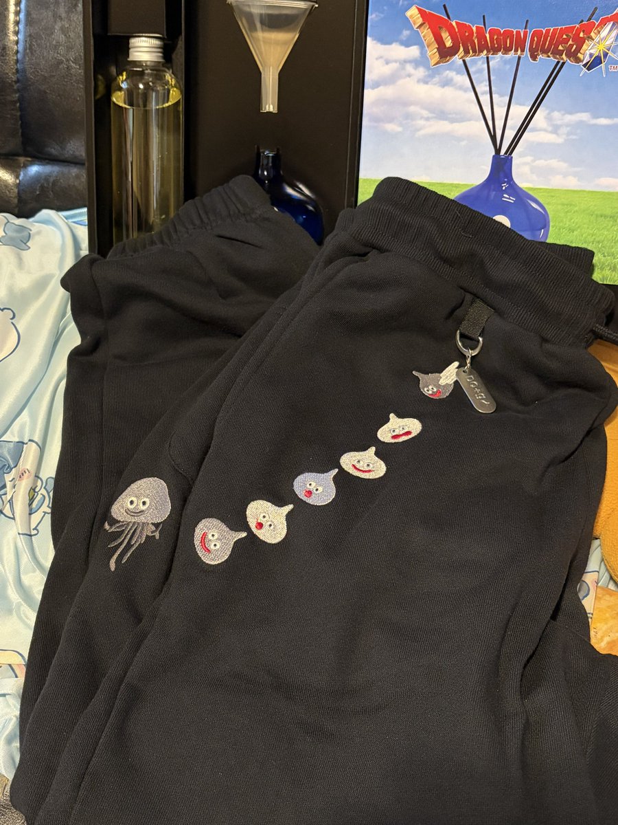 maki4dayo's tweet photo. グラニフのドラクエコラボ♪
息子用の服たちー😆

実は店舗だと翌日から取り寄せもできるんだぜ🤭
発売日のうちに伝票書いてもらって
翌日朝イチに在庫ある店から確保してくれるんだぜ♪

私はいつもそうやって手に入らなかったことがないのさ！
裏技〜 https://t.co/EMGr8eduTt