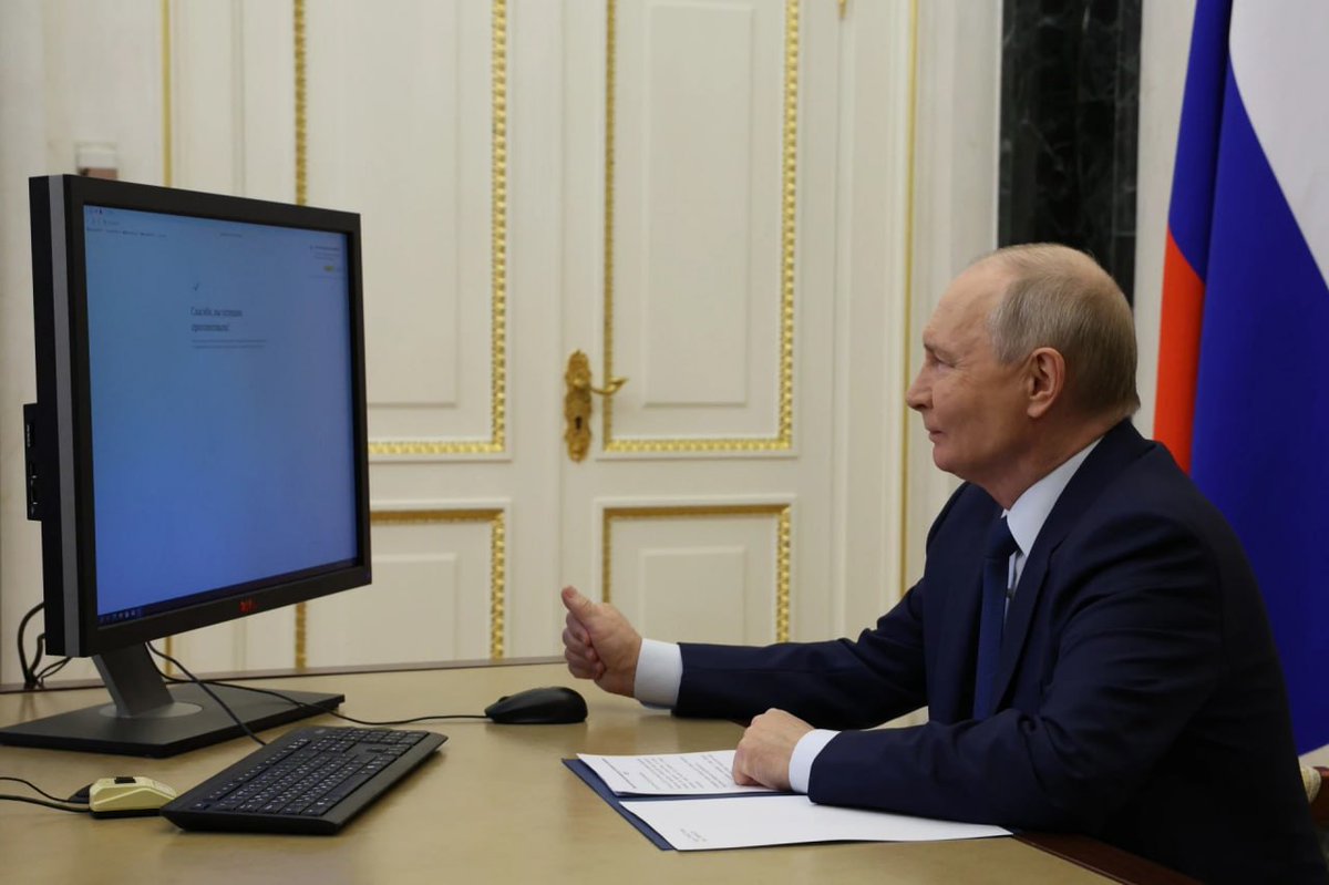 Vedomosti's tweet photo. Владимир Путин дистанционно проголосовал на выборах в Госдуму.

В предвыборные списки по федеральному избирательному округу включено 10 партий. https://t.co/S9VbapVwbp