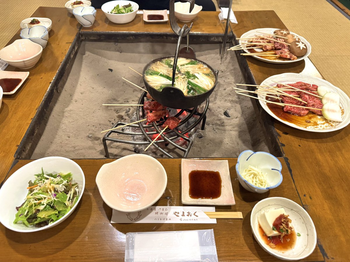 gachihisa's tweet photo. 囲炉裏囲んで猪肉食べるという雰囲気抜群でなかなかレアな食体験できるお店見つけてしまった…！
鍋も串もめちゃ美味なので佐久平来た時はリピ確です

猪料理 やまおく
https://t.co/m8bGmzgIQt https://t.co/WYIJIeZ9UF