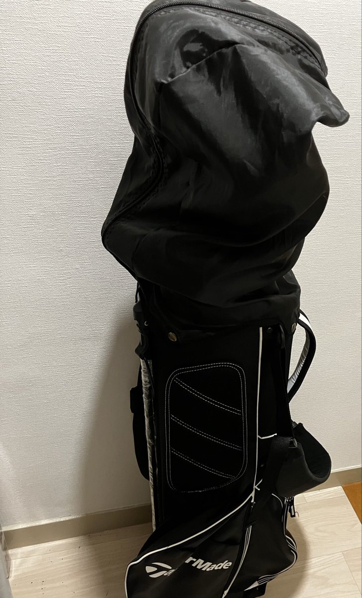 Akiteru_Y's tweet photo. 初めて行ったバーで打ちっぱなしにしか行ったことがないゴルフに誘われ、「貸してあげるよ」と、ゴルフバッグを担いで帰ってくる。
そんなこともあると思います。

てことで、明日は初のゴルフラウンドに行ってきます⛳️ https://t.co/hKT4ObOhJx