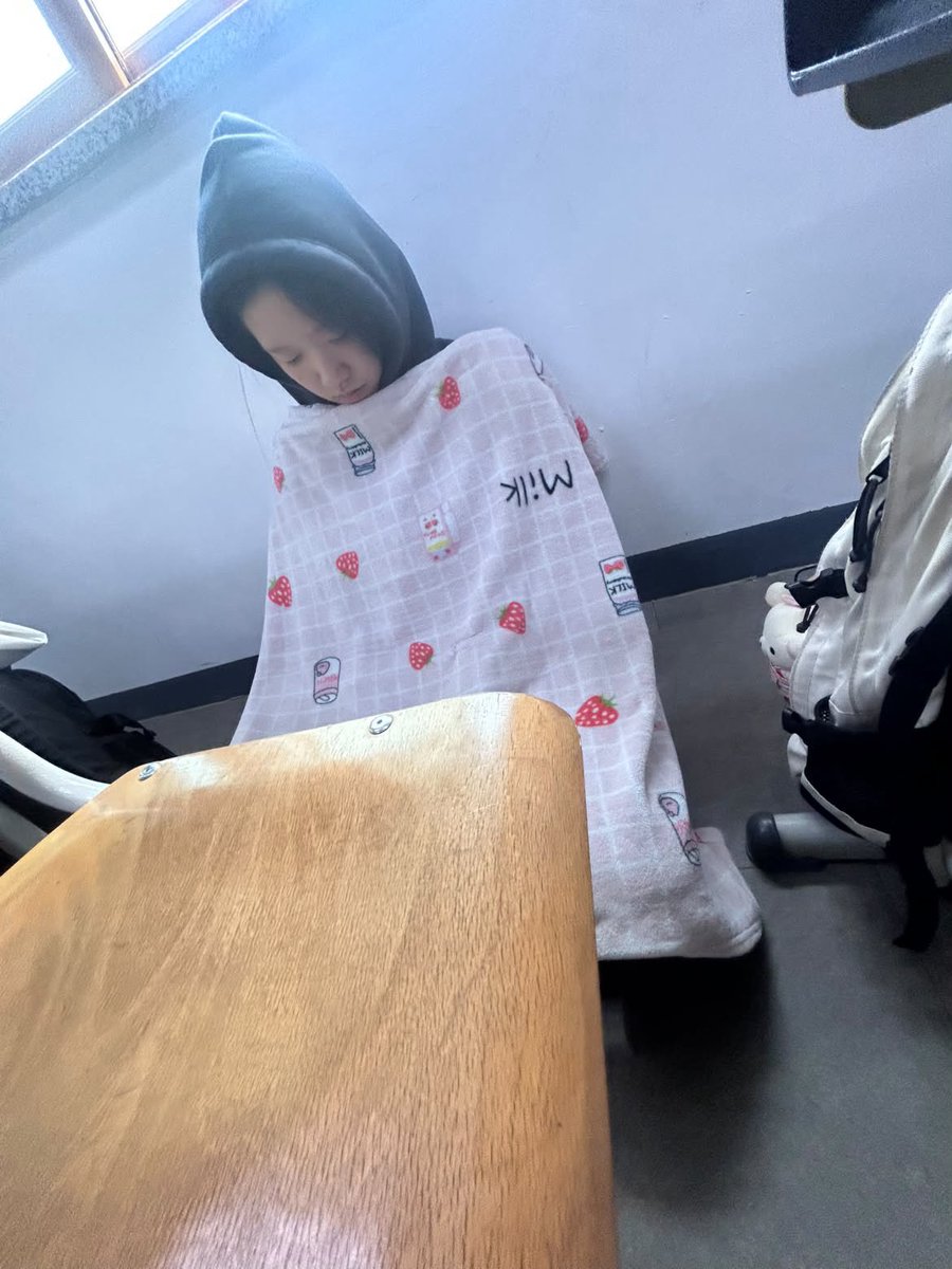 xxxwhyami's tweet photo. 도촬샷… https://t.co/KwVfw0qpta