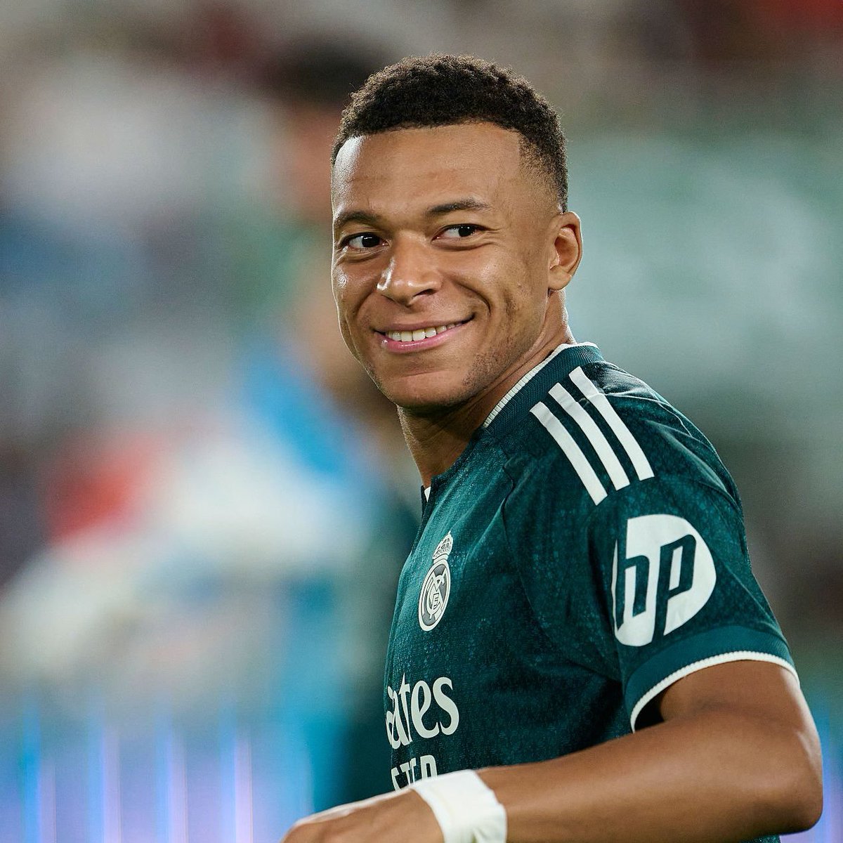 leuropefootball's tweet photo. Kylian Mbappe, Nike ile olan donatıcı sponsorluğunu sonlandırarak İsviçreli "ON" firmasının yeni reklam yüzü oldu.

Mbappe artık maçlara "ON" marka ayakkabılarla çıkacak.

(The Athletic) https://t.co/To42kaXPAL