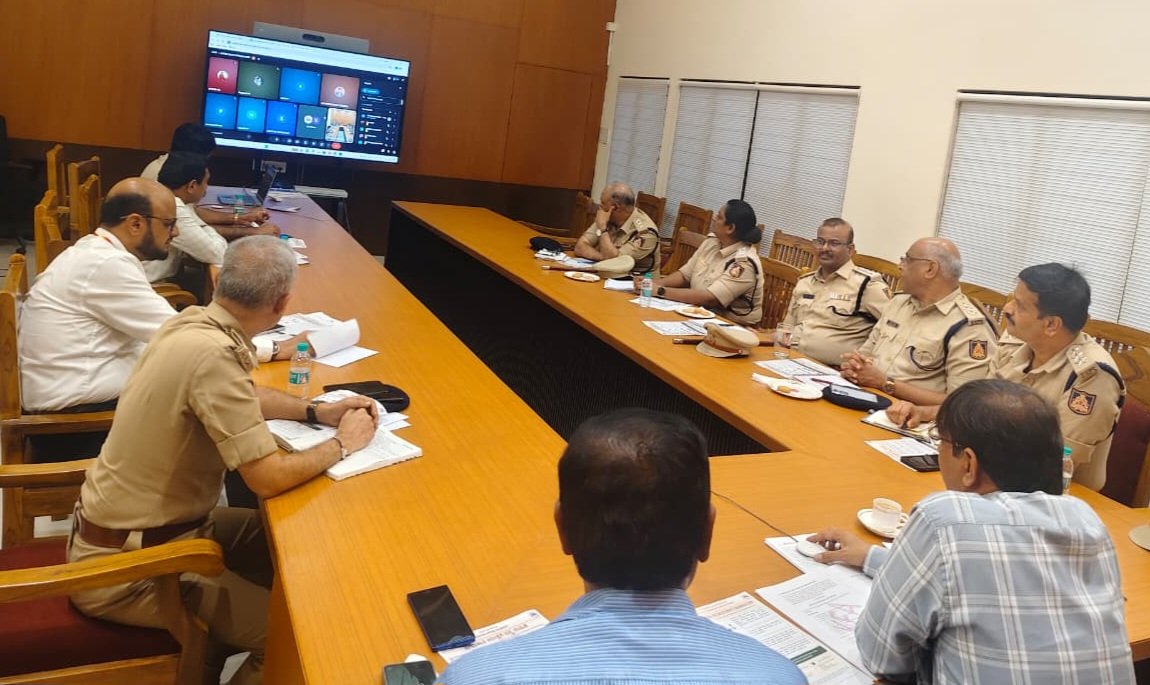 KEA_karnataka's tweet photo. #KEA Recruitment: ಇದೇ 20ರಂದು #KSRP ಪೊಲೀಸ್ ಕಾನ್ಸ್‌ಟೇಬಲ್ ನೇಮಕಾತಿಗೆ ಲಿಖಿತ ಪರೀಕ್ಷೆ ನಡೆಯುತ್ತಿದ್ದು ಅದರ ಪೂರ್ವ ಭಾವಿಯಾಗಿ ವಸ್ರ್ತ ಸಂಹಿತೆ ಅಧಿಕಾರಿಗಳ ಜತೆ #KEA ಆಡಳಿತಾಧಿಕಾರಿ ಇಸ್ಲಾವುದ್ದೀನ್ ಗದ್ಯಾಳ ಅವರು ಇಂದು ಸಭೆ ನಡೆಸಿದರು.

ಈ ಸಂದರ್ಭದಲ್ಲಿ ಕೆಲವು ಅಧಿಕಾರಿಗಳು ಖುದ್ದು ಹಾಗೂ ಇನ್ನು ಕೆಲವು ಅಧಿಕಾರಿಗಳು ವಿಡಿಯೊ ಸಂವಾದದ ಮೂಲಕ ಸಭೆಯಲ್ಲಿ ಭಾಗವಹಿಸಿದ್ದರು.

#KEA ನಿಗದಿಪಡಿಸಿರುವ ವಸ್ತ್ರ ಸಂಹಿತೆಯನ್ನು ಕಡ್ಡಾಯವಾಗಿ ಪಾಲಿಸುವ ಬಗ್ಗೆ ಅವರು ಮಾಹಿತಿ ನೀಡಿದರು.

@CMofKarnataka @basavarajrayar2 @S_PrakashPatil