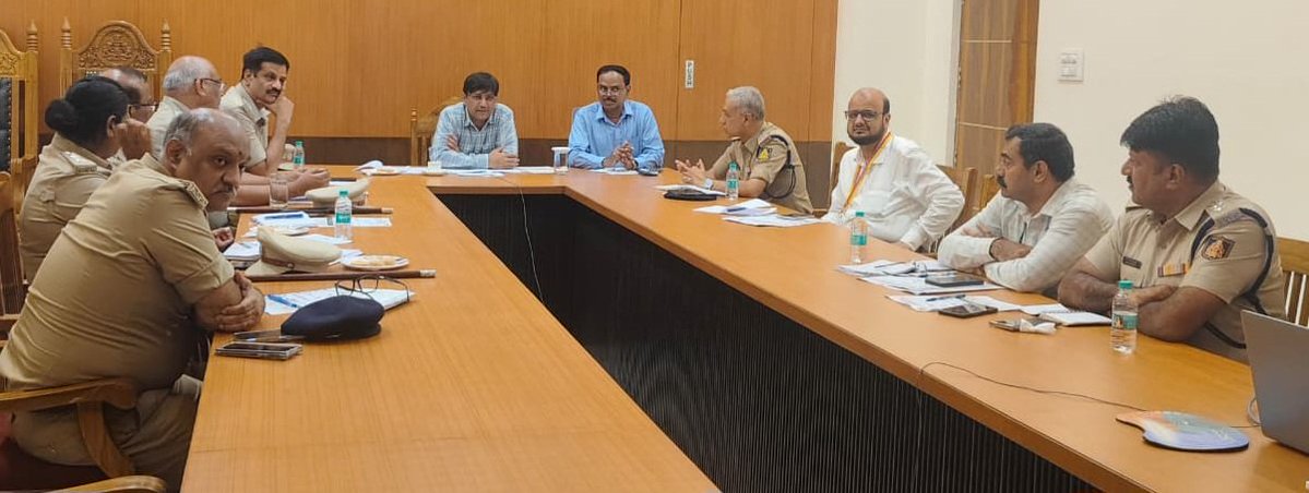KEA_karnataka's tweet photo. #KEA Recruitment: ಇದೇ 20ರಂದು #KSRP ಪೊಲೀಸ್ ಕಾನ್ಸ್‌ಟೇಬಲ್ ನೇಮಕಾತಿಗೆ ಲಿಖಿತ ಪರೀಕ್ಷೆ ನಡೆಯುತ್ತಿದ್ದು ಅದರ ಪೂರ್ವ ಭಾವಿಯಾಗಿ ವಸ್ರ್ತ ಸಂಹಿತೆ ಅಧಿಕಾರಿಗಳ ಜತೆ #KEA ಆಡಳಿತಾಧಿಕಾರಿ ಇಸ್ಲಾವುದ್ದೀನ್ ಗದ್ಯಾಳ ಅವರು ಇಂದು ಸಭೆ ನಡೆಸಿದರು.

ಈ ಸಂದರ್ಭದಲ್ಲಿ ಕೆಲವು ಅಧಿಕಾರಿಗಳು ಖುದ್ದು ಹಾಗೂ ಇನ್ನು ಕೆಲವು ಅಧಿಕಾರಿಗಳು ವಿಡಿಯೊ ಸಂವಾದದ ಮೂಲಕ ಸಭೆಯಲ್ಲಿ ಭಾಗವಹಿಸಿದ್ದರು.

#KEA ನಿಗದಿಪಡಿಸಿರುವ ವಸ್ತ್ರ ಸಂಹಿತೆಯನ್ನು ಕಡ್ಡಾಯವಾಗಿ ಪಾಲಿಸುವ ಬಗ್ಗೆ ಅವರು ಮಾಹಿತಿ ನೀಡಿದರು.

@CMofKarnataka @basavarajrayar2 @S_PrakashPatil