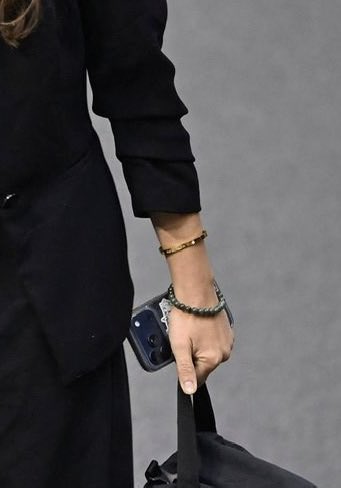 methamoritz's tweet photo. cansin koektuerk mit 8000€ cartier love bracelet ist genau mein humor https://t.co/blutkD2Yb9