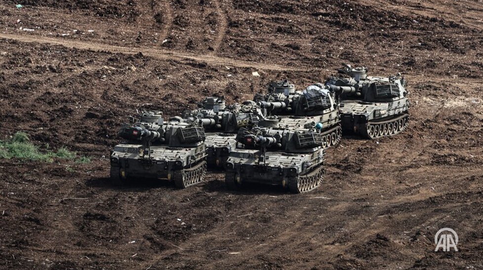 anadoluagency's tweet photo. 🚨 Israeli army makes new incursion into southern Syria with 9 military vehicles

📍 Israeli forces enter Wadi al-Raqad area in Daraa countryside amid repeated Israeli incursions in southern Syria since fall of Assad regime https://t.co/iJdqhiyykZ https://t.co/BI6PjAx0JY