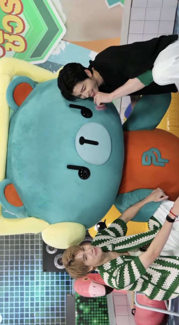 lovenaration's tweet photo. them recreating moments from ppwp con
I MISS PPWP CONCERT 😭

GRABFOOD X PONDPHUWIN PP  
#GrabFoodถูกกว่าชัวร์xPPW https://t.co/NwCdhHx592