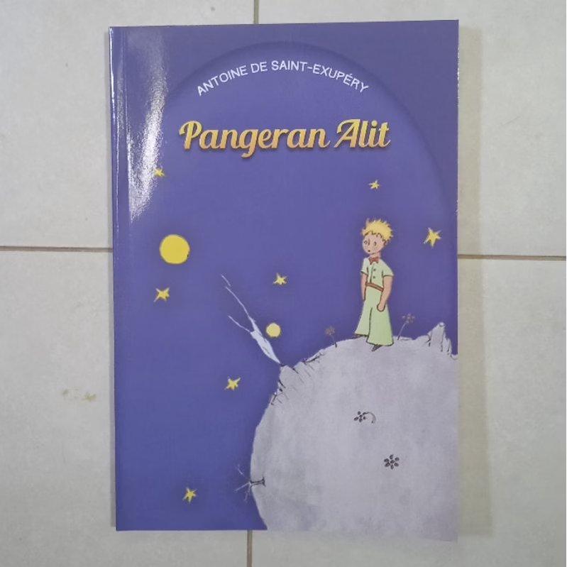 Nathanncaroll's tweet photo. Kalian tau gak sih, ternyata buku The little prince ada  versi bahasa daerahnya lho https://t.co/FFgBbv3BDH