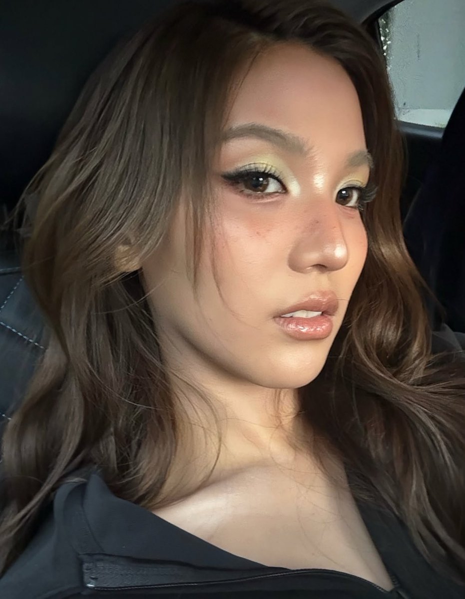vosbeinx's tweet photo. she knows shes SOOOO FINE https://t.co/r7QmRimQ1z