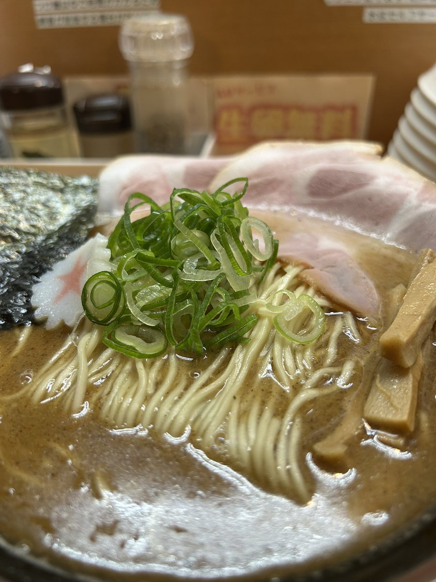 o_keiy's tweet photo. 麺処 かつお商店🍜 
📍静岡県
▷魚介ラーメン

終日大盛無料⸜(*ˊᗜˋ*)⸝
生卵も無料(　ﾟдﾟ)
カツオのきいた魚介に豚骨
魚粉と甘みあるスープでした🤤

馳走様でした。

@katsuo_shouten https://t.co/icCwVoyctY