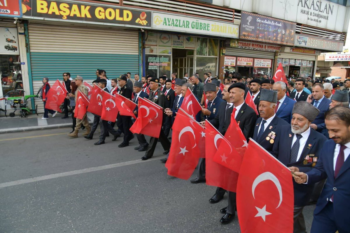 AFADSanliurfa's tweet photo. 19 Eylül Gaziler Günü münasebetiyle düzenlenen “Kahramanlara Kardeşlik Yolunda Yürüyüşü”, Valimiz Sayın Hasan ŞILDAK, il protokolü, kıymetli gazilerimiz ve vatandaşlarımızın katılımıyla gerçekleştirildi. https://t.co/SHPVstUs1d