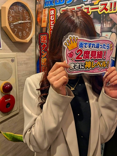 GYAKUNANDESU's tweet photo. 新入スタッフが私の耳元で

「中森明菜みたいなスッゴイ美女
きたけど何？あの子？」って

いやそんなの流石にいないでしょ
って女性ルームみたら・・・
（いやそれ以上のいるー）

顔面偏差値高すぎです！

日本人よりのハーフ顔で
絵に描いたようなビジュ！

こりゃ即決なりそ？ https://t.co/D5F6QNCcdF