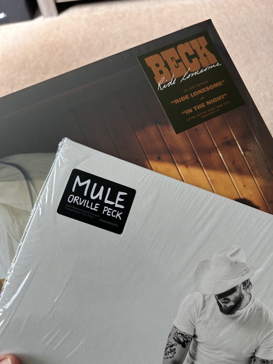 HightoDeep's tweet photo. Not often you pick up a brace of new releases by artists that rhyme. #PeckingOrder #ToteBagToo https://t.co/s9buRcGFxj