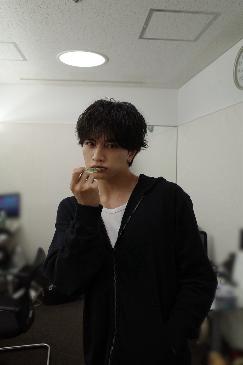 Mst_com's tweet photo. 【#Mステ 放送中】
⠀
続いては中島健人👏
⠀
話題のTVアニメ
オープニングテーマ「鬼事」👹
⠀
💬コメント
「鬼さんこちら、手の鳴る方へ」という真似しやすい振り付け
そして、和装のパフォーマンスに注目していただきたいです！
⠀
#ウラステ 歯磨き🦷🪥✨📷 https://t.co/J71sFYmlzP