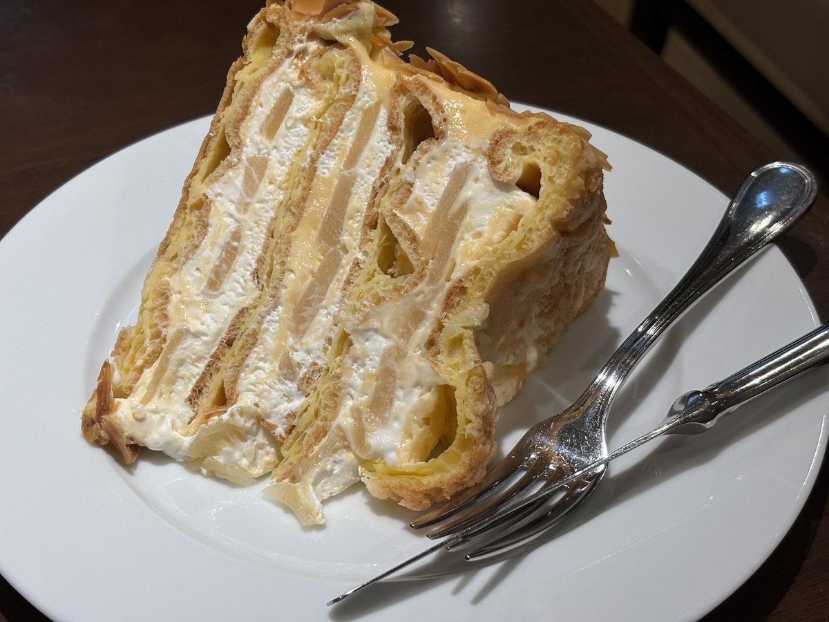 cha29cha29cha26's tweet photo. 今日は自分の病院で出かけたのでその帰りに1人でケーキ🍰食べた。１人のケーキタイムはいつぶりだろう。また暫く無いだろうな。とても充実したケーキタイムでした。
食べたのは洋梨のミルフィーユ🍐 https://t.co/LyJvlflLBH