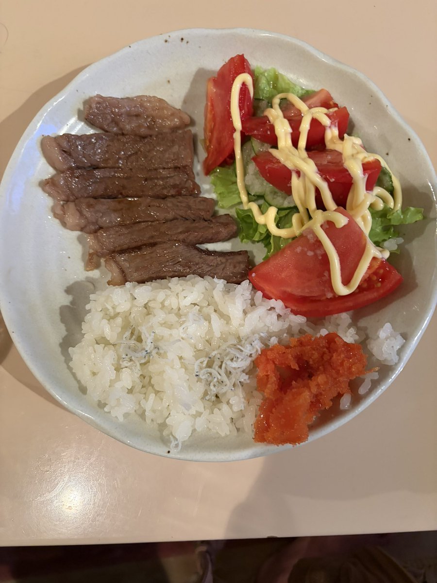 myu1177's tweet photo. ステーキ　明太子　しらすご飯　サラダでお家ごはん。 https://t.co/iyNJFMpJz5