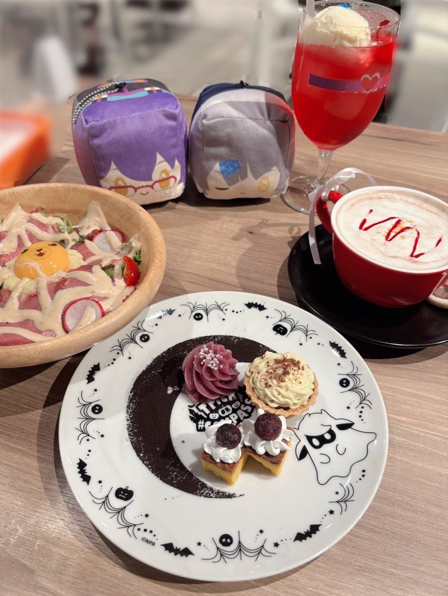 mito_nigou's tweet photo. お泊り会ー！！
昨日は一緒にコンパスカフェに➰❕
輪廻のサラダまぢで美味しいのでおすすめ🥲✨
ハロウィンイラストが本当可愛すぎる🤦🏻‍♀️
コスチュームガチャ引いたら、まさかのお互い同じキャラ出て大満足!!楽しかった!! https://t.co/O9Z7n79kH0